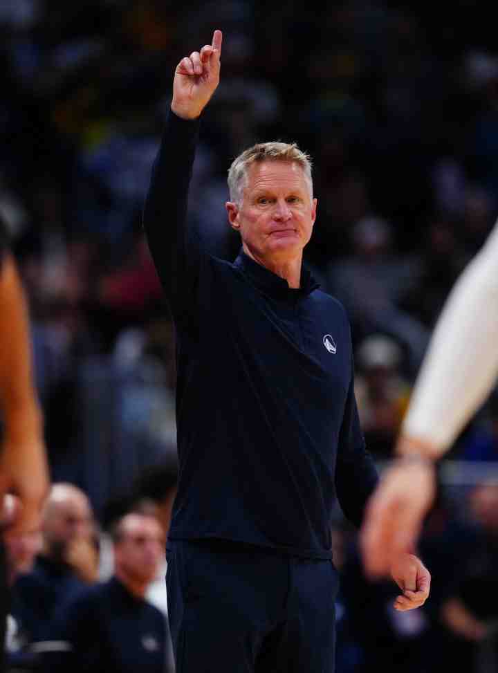 科尔谈还剩三四分钟就用完暂停：之后就必须组织好进攻&避免犯规